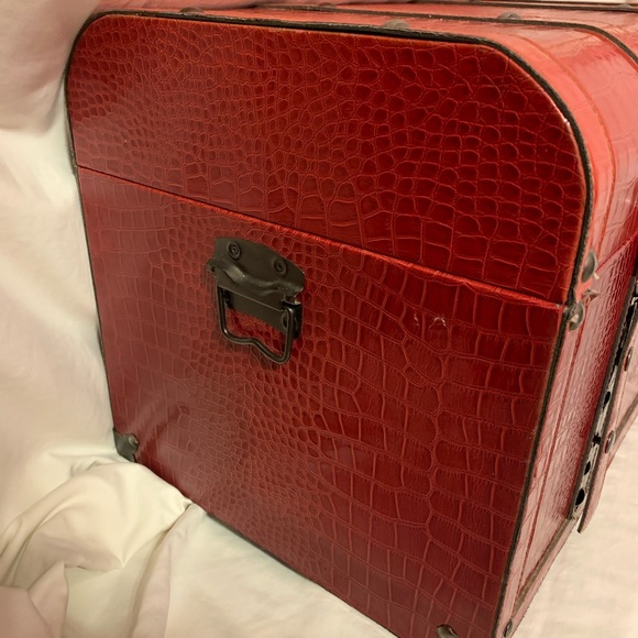 Red Hinged Chest that snaps closed - Picture 2 of 8